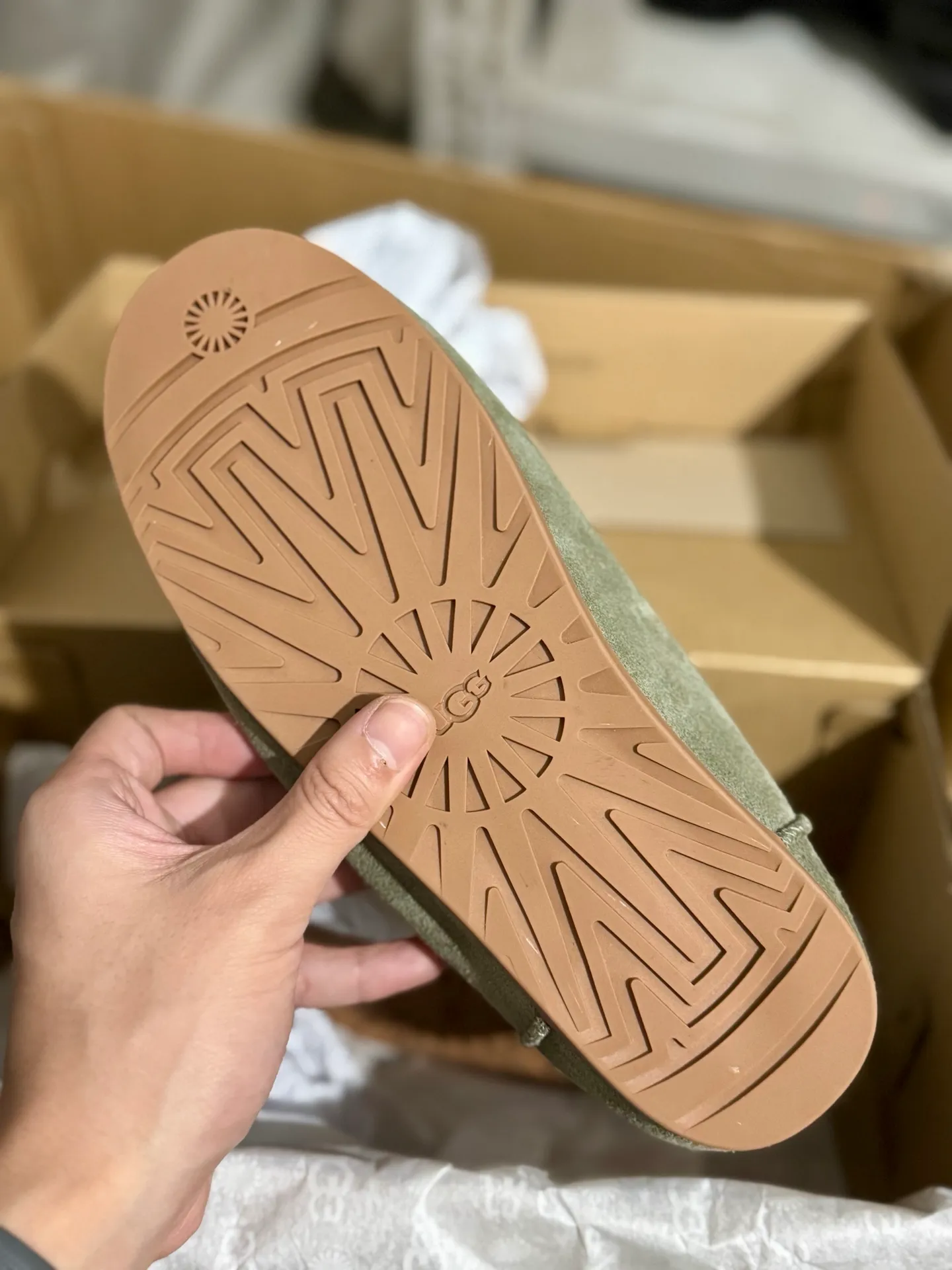 Self-pickup 💰440 Guangzhou original grade ❗️UGG Elea Slip-On Thin slip-on 1171390 Indoor slip-on lazy shoes Independent original development outsole Cashmere insole Keep warm in winter Shoe body material Water-repellent coated suede upper 17mm UGGPURE implanted wool insole Lightweight non-slip comfortable rubber outsole Full package # Size: 35 36 37 38 39 40